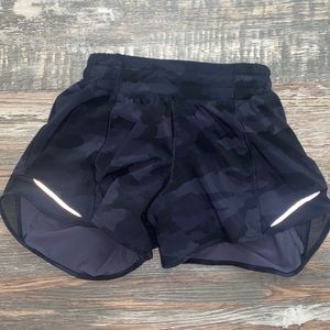 perfect condition! 4 inseam no flaws at all